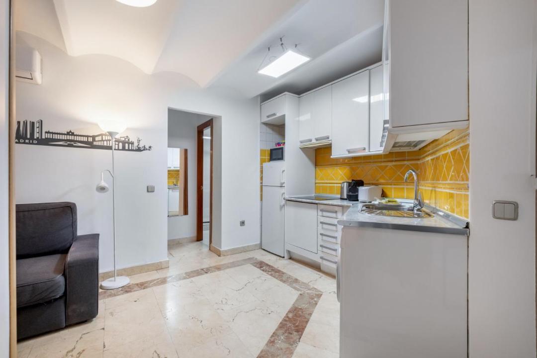 2 Bedroom 1 Bathroom Furnished - Sol - Cozy Vintage - Mintystay Madrid Bagian luar foto